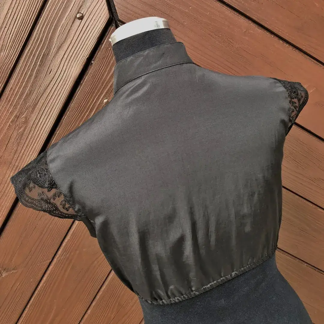 Waldorff Dirndlbluse schwarz mit Flügelärmeln – Bild 16 – Chiemgauer Heimatwerk Trachten-Onlineshop Waldorff Dirndlbluse schwarz mit Flügelärmeln - Bild 16 - Chiemgauer Heimatwerk Trachten-Onlineshop