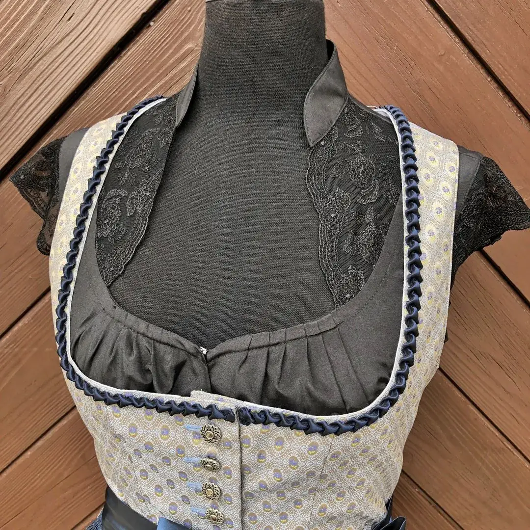 Waldorff Dirndlbluse schwarz mit Flügelärmeln – Bild 17 – Chiemgauer Heimatwerk Trachten-Onlineshop Waldorff Dirndlbluse schwarz mit Flügelärmeln - Bild 17 - Chiemgauer Heimatwerk Trachten-Onlineshop