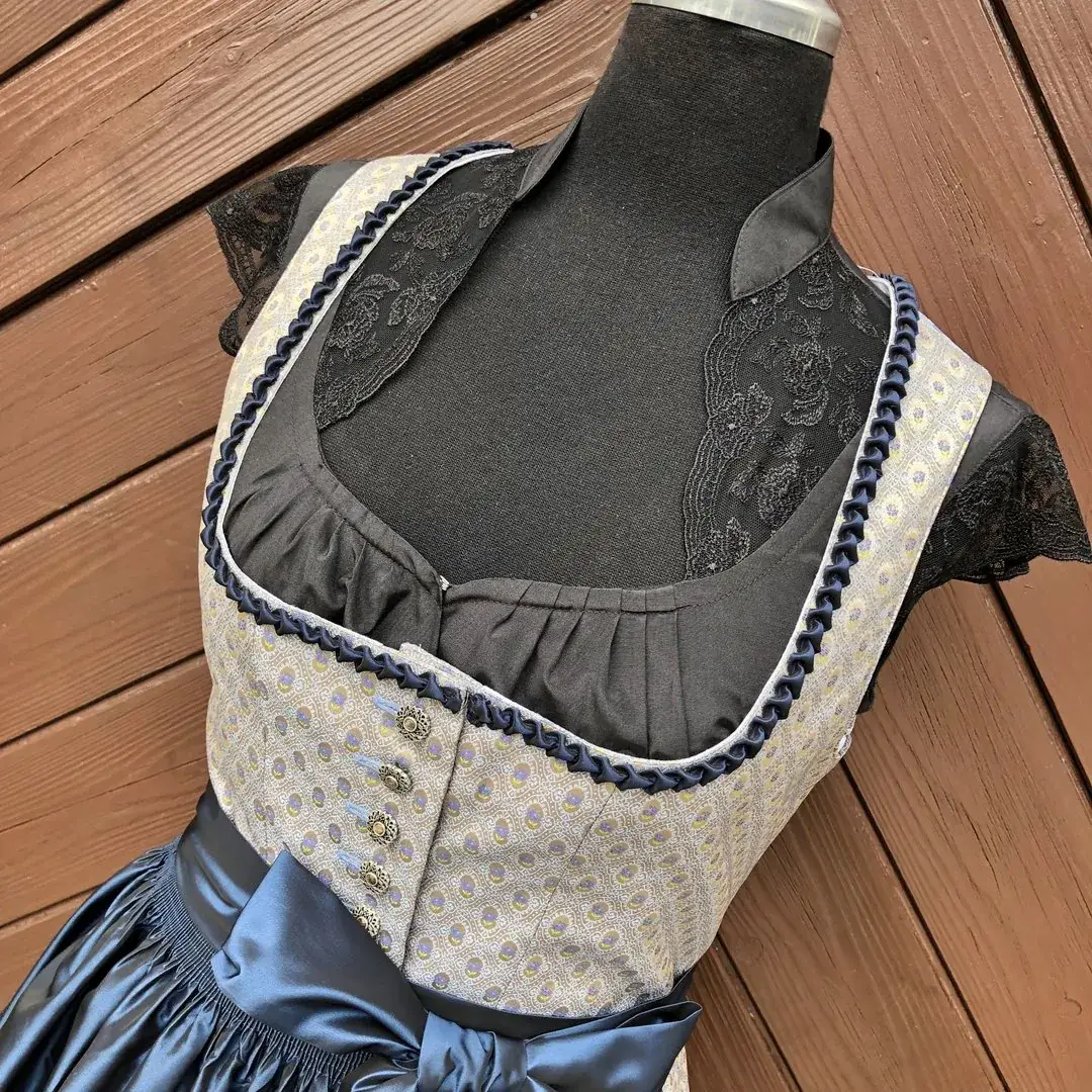 Waldorff Dirndlbluse schwarz mit Flügelärmeln – Bild 25 – Chiemgauer Heimatwerk Trachten-Onlineshop Waldorff Dirndlbluse schwarz mit Flügelärmeln - Bild 25 - Chiemgauer Heimatwerk Trachten-Onlineshop