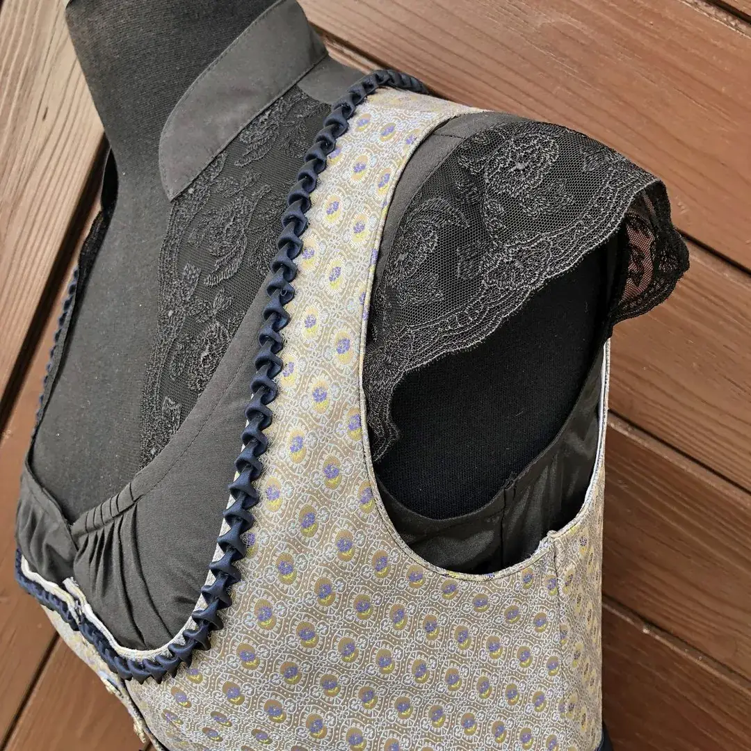 Waldorff Dirndlbluse schwarz mit Flügelärmeln – Bild 34 – Chiemgauer Heimatwerk Trachten-Onlineshop Waldorff Dirndlbluse schwarz mit Flügelärmeln - Bild 34 - Chiemgauer Heimatwerk Trachten-Onlineshop
