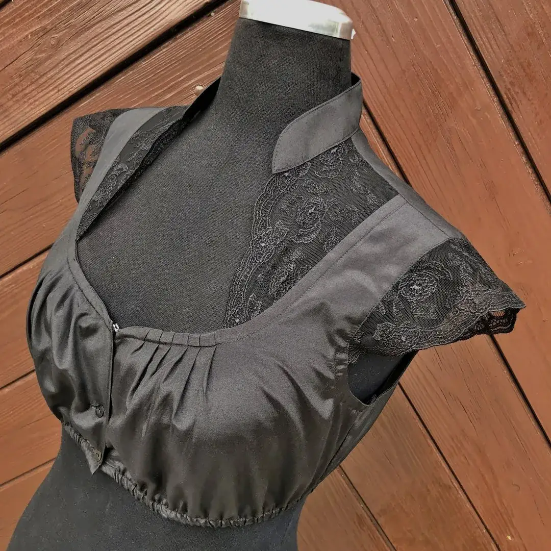 Waldorff Dirndlbluse schwarz mit Flügelärmeln – Bild 36 – Chiemgauer Heimatwerk Trachten-Onlineshop Waldorff Dirndlbluse schwarz mit Flügelärmeln - Bild 36 - Chiemgauer Heimatwerk Trachten-Onlineshop