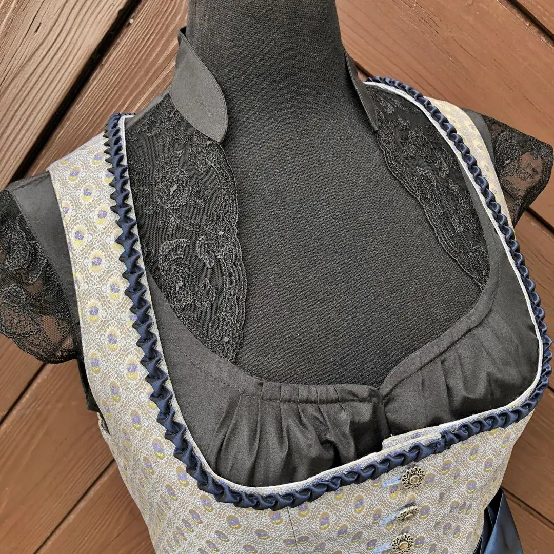 Waldorff Dirndlbluse schwarz mit Flügelärmeln – Bild 4 – Chiemgauer Heimatwerk Trachten-Onlineshop Waldorff Dirndlbluse schwarz mit Flügelärmeln - Bild 4 - Chiemgauer Heimatwerk Trachten-Onlineshop