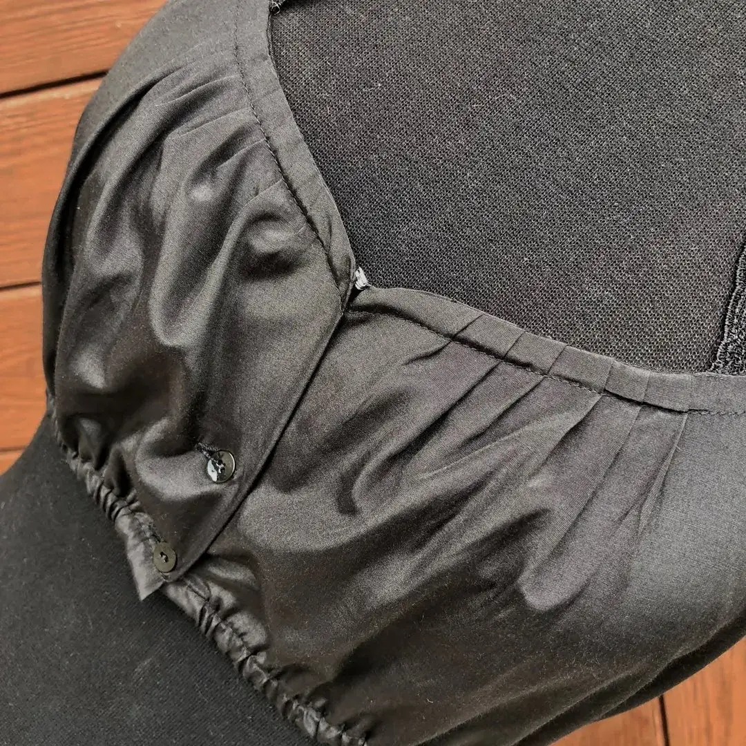 Waldorff Dirndlbluse schwarz mit Flügelärmeln – Bild 5 – Chiemgauer Heimatwerk Trachten-Onlineshop Waldorff Dirndlbluse schwarz mit Flügelärmeln - Bild 5 - Chiemgauer Heimatwerk Trachten-Onlineshop