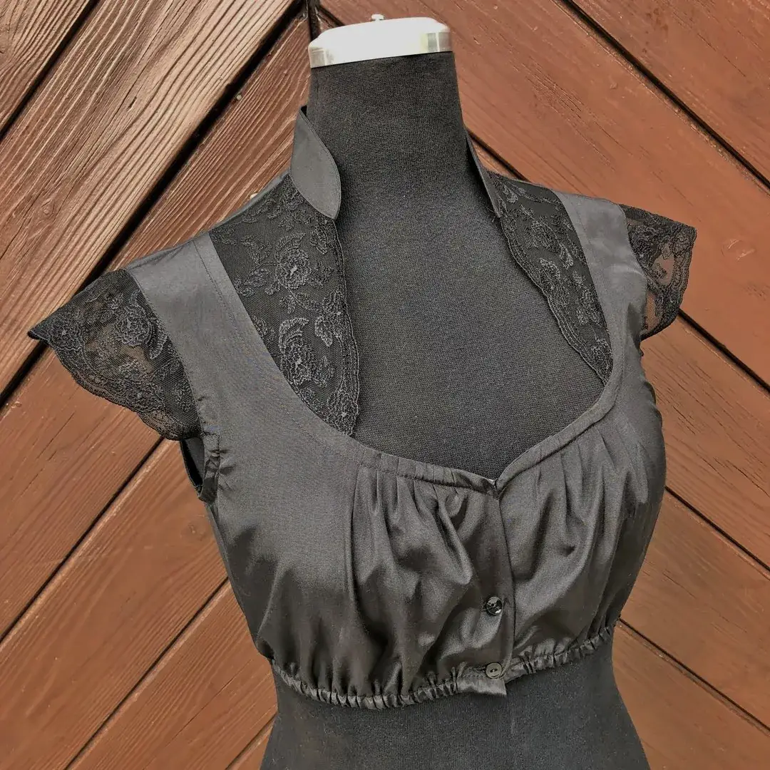 Waldorff Dirndlbluse schwarz mit Flügelärmeln – Bild 9 – Chiemgauer Heimatwerk Trachten-Onlineshop Waldorff Dirndlbluse schwarz mit Flügelärmeln - Bild 9 - Chiemgauer Heimatwerk Trachten-Onlineshop