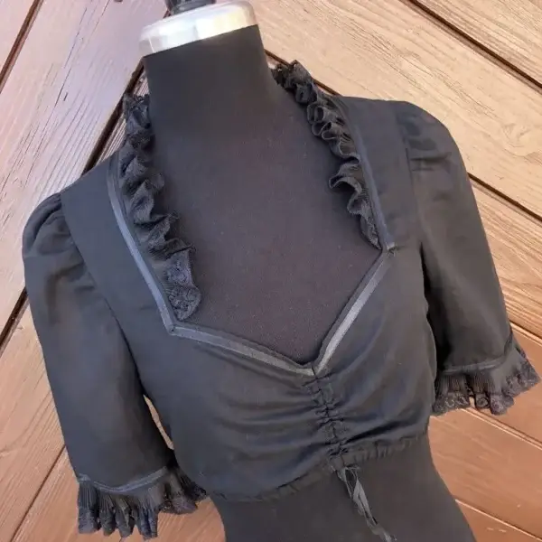 Waldorff Dirndlbluse schwarz mit kurzarm No. 1 – Bild 1 – Chiemgauer Heimatwerk Trachten-Onlineshop Waldorff Dirndlbluse schwarz mit kurzarm No. 1 - Bild 1 - Chiemgauer Heimatwerk Trachten-Onlineshop