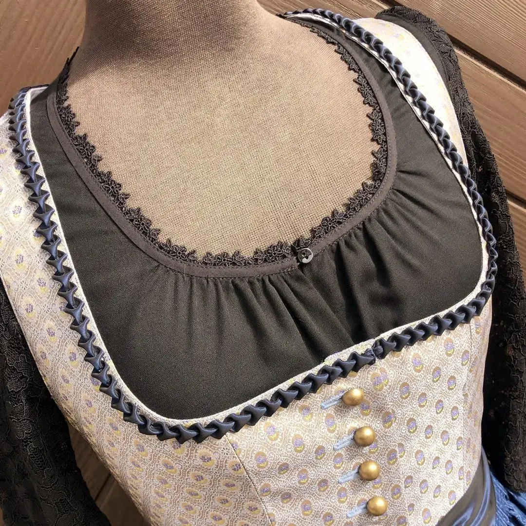 Waldorff Dirndlbluse schwarz mit langarm No. 1 – Bild 23 – Chiemgauer Heimatwerk Trachten-Onlineshop Waldorff Dirndlbluse schwarz mit langarm No. 1 - Bild 23 - Chiemgauer Heimatwerk Trachten-Onlineshop