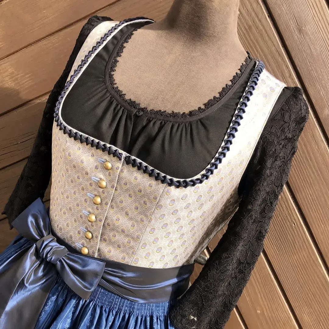 Waldorff Dirndlbluse schwarz mit langarm No. 1 – Bild 29 – Chiemgauer Heimatwerk Trachten-Onlineshop Waldorff Dirndlbluse schwarz mit langarm No. 1 - Bild 29 - Chiemgauer Heimatwerk Trachten-Onlineshop