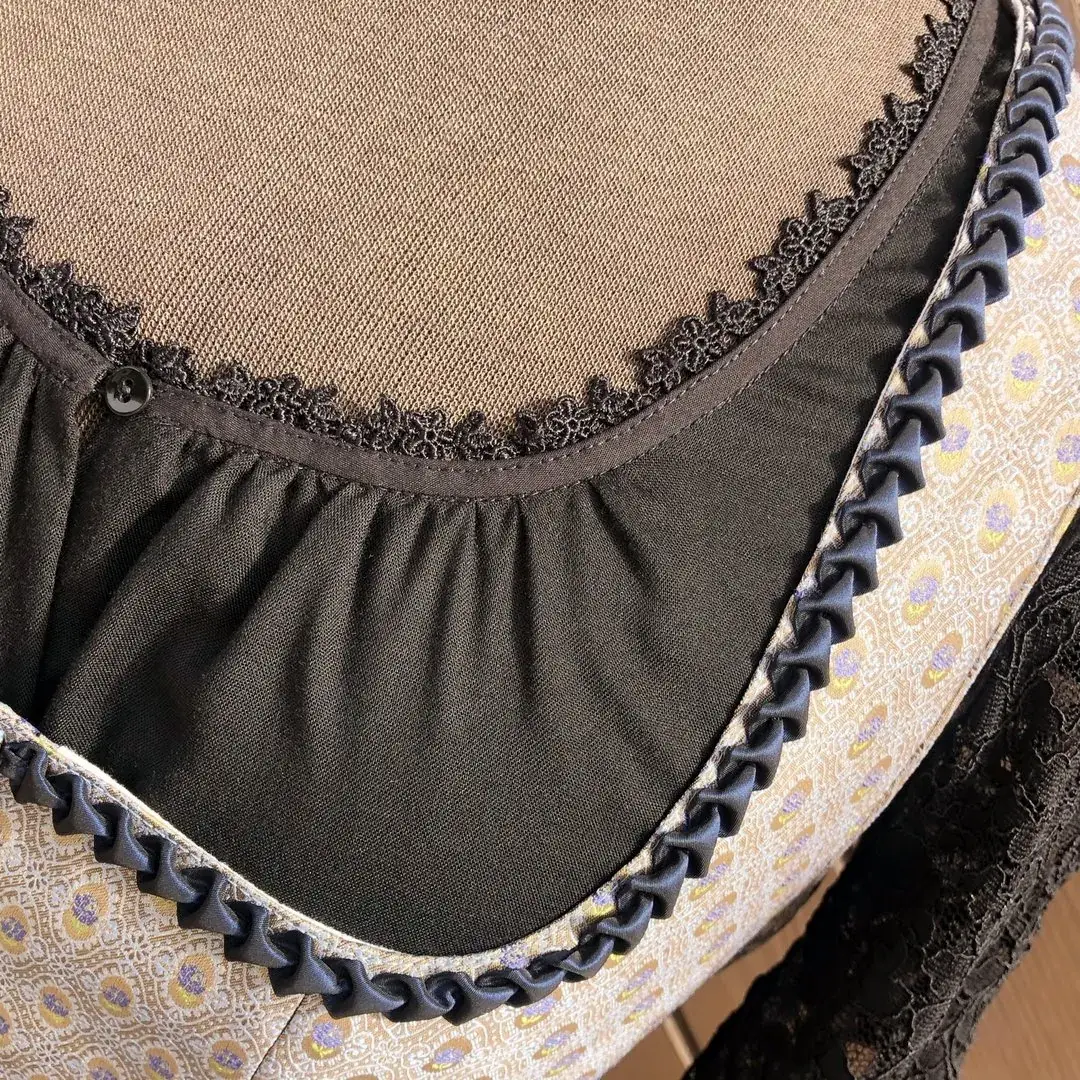 Waldorff Dirndlbluse schwarz mit langarm No. 1 – Bild 31 – Chiemgauer Heimatwerk Trachten-Onlineshop Waldorff Dirndlbluse schwarz mit langarm No. 1 - Bild 31 - Chiemgauer Heimatwerk Trachten-Onlineshop