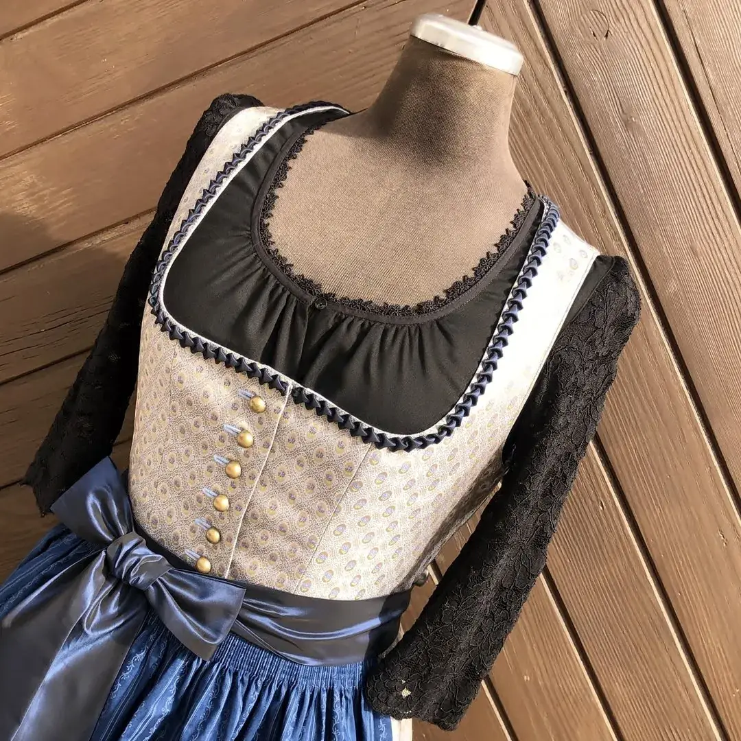 Waldorff Dirndlbluse schwarz mit langarm No. 1 – Bild 58 – Chiemgauer Heimatwerk Trachten-Onlineshop Waldorff Dirndlbluse schwarz mit langarm No. 1 - Bild 58 - Chiemgauer Heimatwerk Trachten-Onlineshop