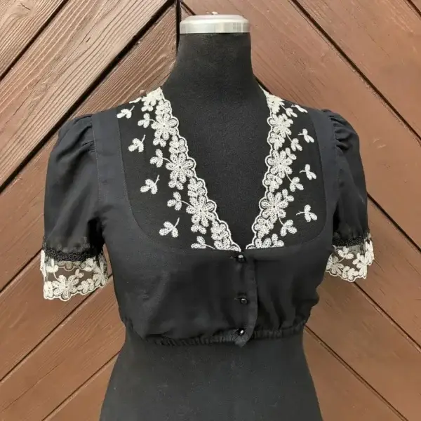 Waldorff Dirndlbluse schwarz mit V-Ausschnitt No. 4 – Bild 1 – Chiemgauer Heimatwerk Trachten-Onlineshop Waldorff Dirndlbluse schwarz mit V-Ausschnitt No. 4 - Bild 1 - Chiemgauer Heimatwerk Trachten-Onlineshop