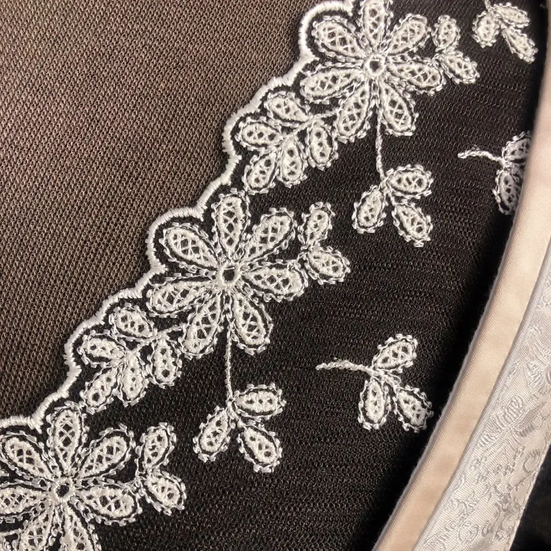 Waldorff Dirndlbluse schwarz mit V-Ausschnitt No. 4 – Bild 10 – Chiemgauer Heimatwerk Trachten-Onlineshop Waldorff Dirndlbluse schwarz mit V-Ausschnitt No. 4 - Bild 10 - Chiemgauer Heimatwerk Trachten-Onlineshop