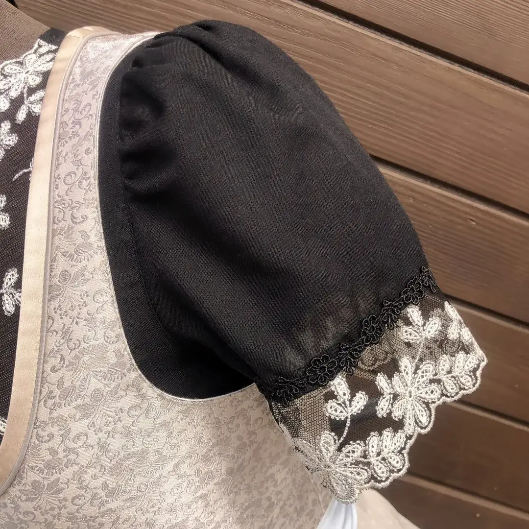 Waldorff Dirndlbluse schwarz mit V-Ausschnitt No. 4 – Bild 11 – Chiemgauer Heimatwerk Trachten-Onlineshop Waldorff Dirndlbluse schwarz mit V-Ausschnitt No. 4 - Bild 11 - Chiemgauer Heimatwerk Trachten-Onlineshop