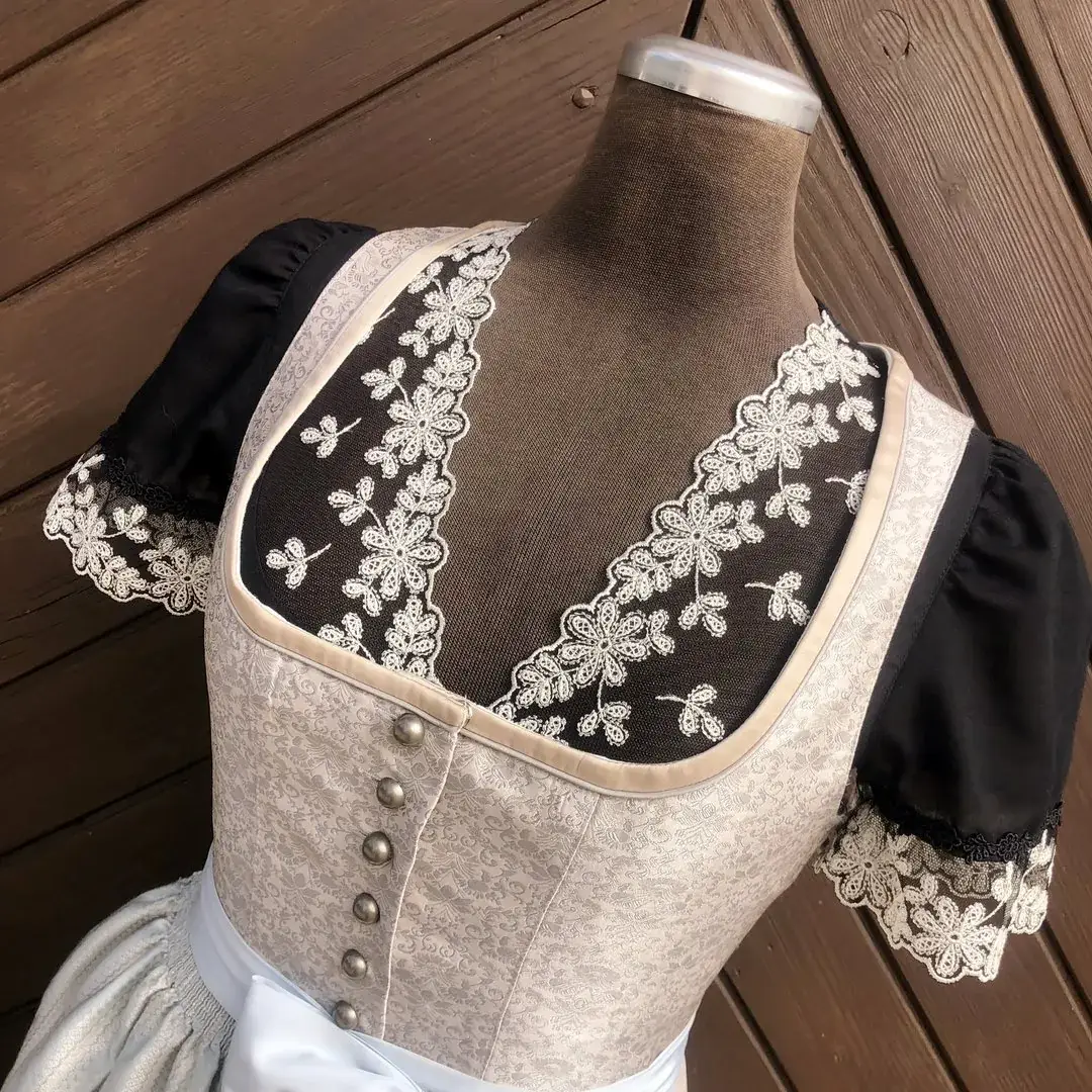 Waldorff Dirndlbluse schwarz mit V-Ausschnitt No. 4 – Bild 30 – Chiemgauer Heimatwerk Trachten-Onlineshop Waldorff Dirndlbluse schwarz mit V-Ausschnitt No. 4 - Bild 30 - Chiemgauer Heimatwerk Trachten-Onlineshop