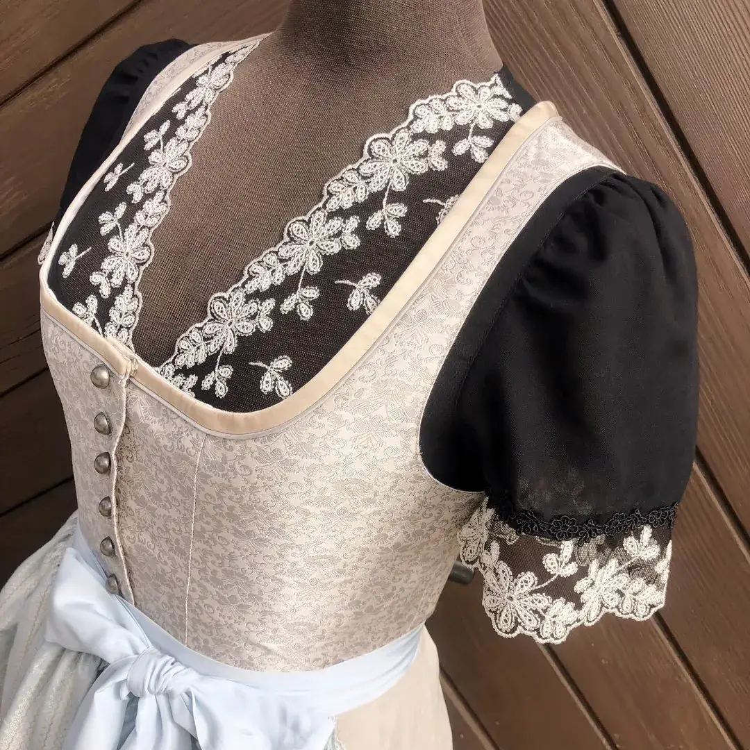 Waldorff Dirndlbluse schwarz mit V-Ausschnitt No. 4 – Bild 53 – Chiemgauer Heimatwerk Trachten-Onlineshop Waldorff Dirndlbluse schwarz mit V-Ausschnitt No. 4 - Bild 53 - Chiemgauer Heimatwerk Trachten-Onlineshop