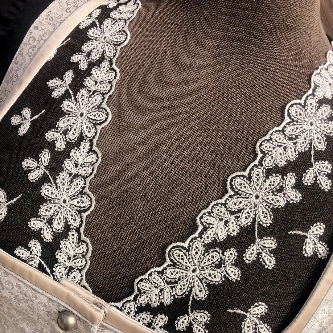 Waldorff Dirndlbluse schwarz mit V-Ausschnitt No. 4 – Bild 6 – Chiemgauer Heimatwerk Trachten-Onlineshop Waldorff Dirndlbluse schwarz mit V-Ausschnitt No. 4 - Bild 6 - Chiemgauer Heimatwerk Trachten-Onlineshop