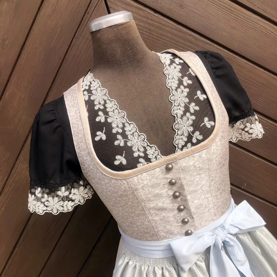 Waldorff Dirndlbluse schwarz mit V-Ausschnitt No. 4 – Bild 7 – Chiemgauer Heimatwerk Trachten-Onlineshop Waldorff Dirndlbluse schwarz mit V-Ausschnitt No. 4 - Bild 7 - Chiemgauer Heimatwerk Trachten-Onlineshop