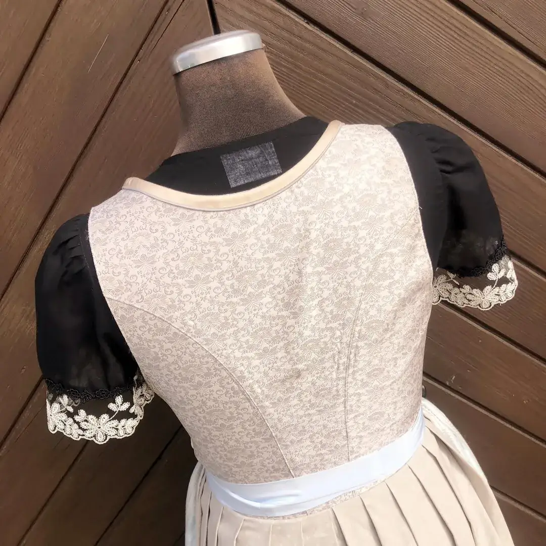 Waldorff Dirndlbluse schwarz mit V-Ausschnitt No. 4 – Bild 8 – Chiemgauer Heimatwerk Trachten-Onlineshop Waldorff Dirndlbluse schwarz mit V-Ausschnitt No. 4 - Bild 8 - Chiemgauer Heimatwerk Trachten-Onlineshop