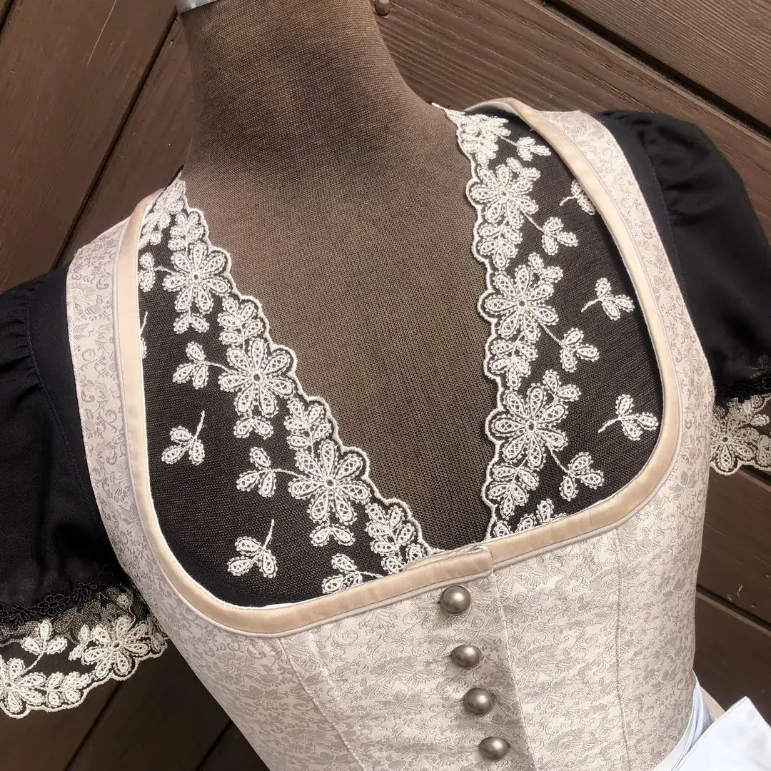 Waldorff Dirndlbluse schwarz mit V-Ausschnitt No. 4 – Bild 9 – Chiemgauer Heimatwerk Trachten-Onlineshop Waldorff Dirndlbluse schwarz mit V-Ausschnitt No. 4 - Bild 9 - Chiemgauer Heimatwerk Trachten-Onlineshop