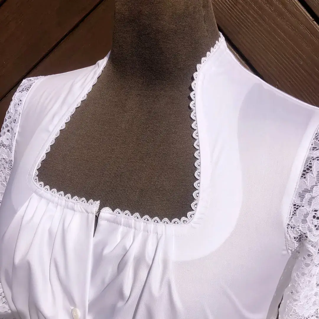 Waldorff Dirndlbluse weiß mit Spitzenärmeln No. 3 – Bild 18 – Chiemgauer Heimatwerk Trachten-Onlineshop Waldorff Dirndlbluse weiß mit Spitzenärmeln No. 3 - Bild 18 - Chiemgauer Heimatwerk Trachten-Onlineshop