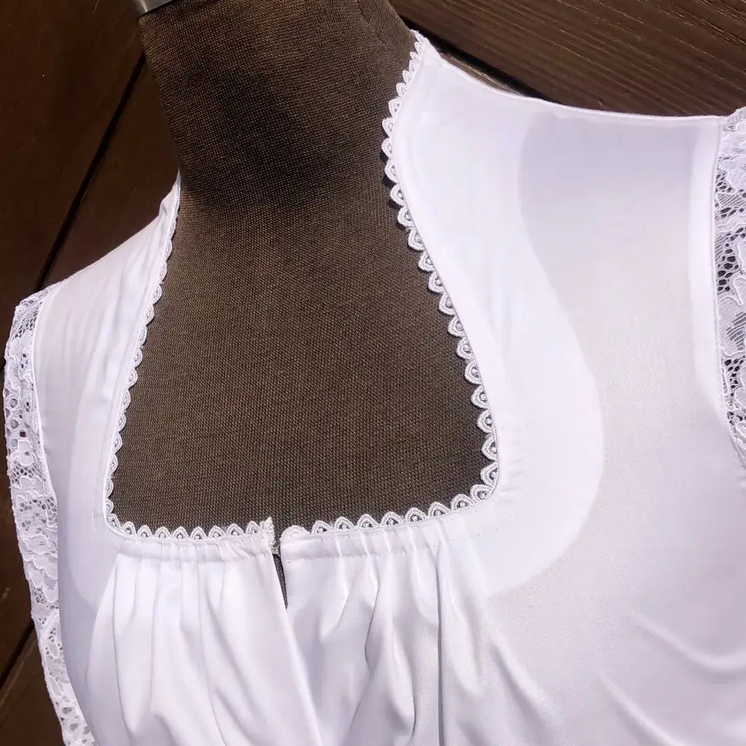 Waldorff Dirndlbluse weiß mit Spitzenärmeln No. 3 – Bild 19 – Chiemgauer Heimatwerk Trachten-Onlineshop Waldorff Dirndlbluse weiß mit Spitzenärmeln No. 3 - Bild 19 - Chiemgauer Heimatwerk Trachten-Onlineshop