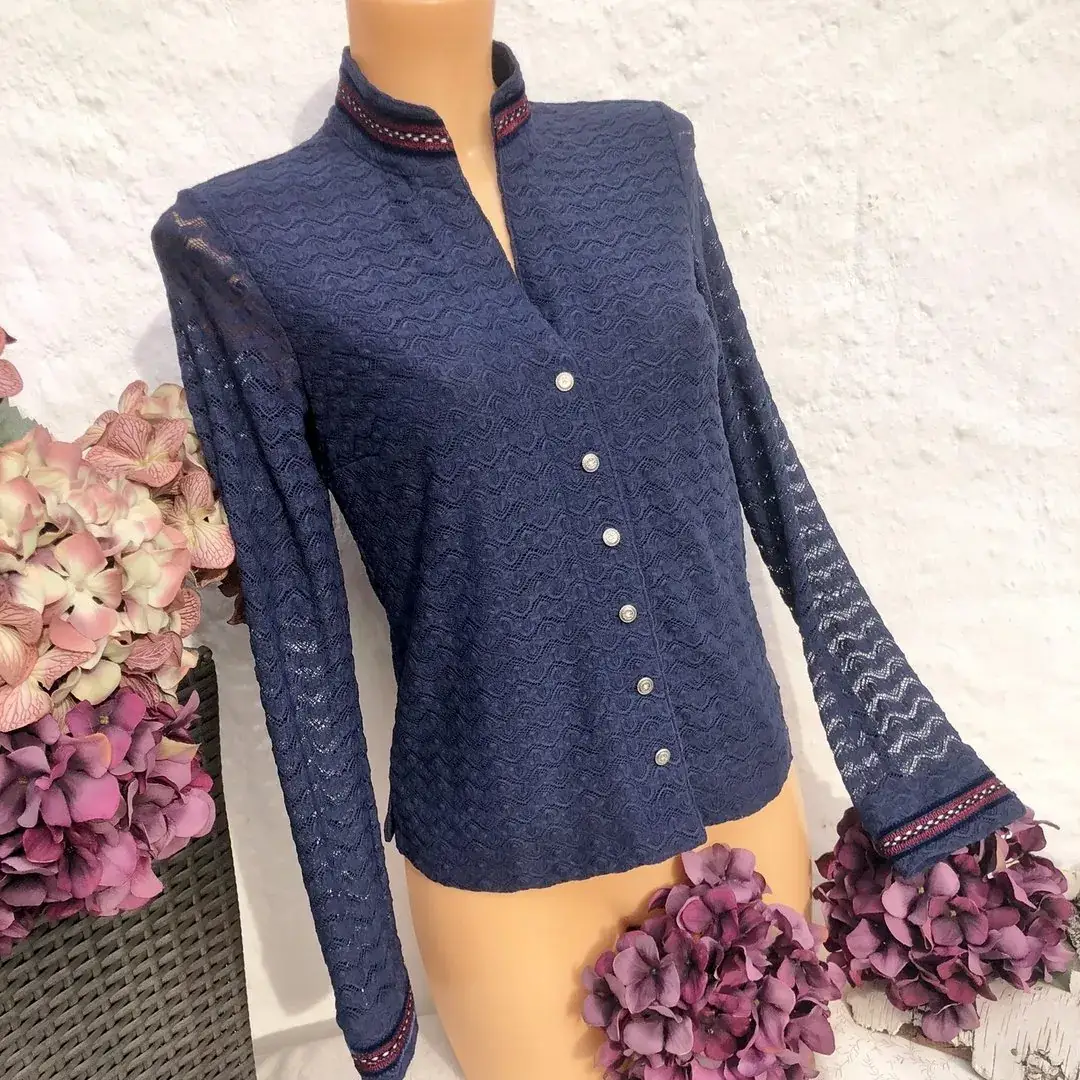 Waldorff Trachtenjacke aus Strick in blau – Bild 1 – Chiemgauer Heimatwerk Trachten-Onlineshop Waldorff Trachtenjacke aus Strick in blau - Bild 1 - Chiemgauer Heimatwerk Trachten-Onlineshop