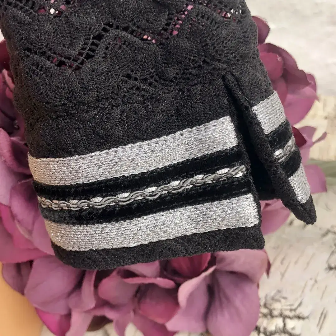 Waldorff Trachtenjacke aus Strick in schwarz – Bild 10 – Chiemgauer Heimatwerk Trachten-Onlineshop Waldorff Trachtenjacke aus Strick in schwarz - Bild 10 - Chiemgauer Heimatwerk Trachten-Onlineshop