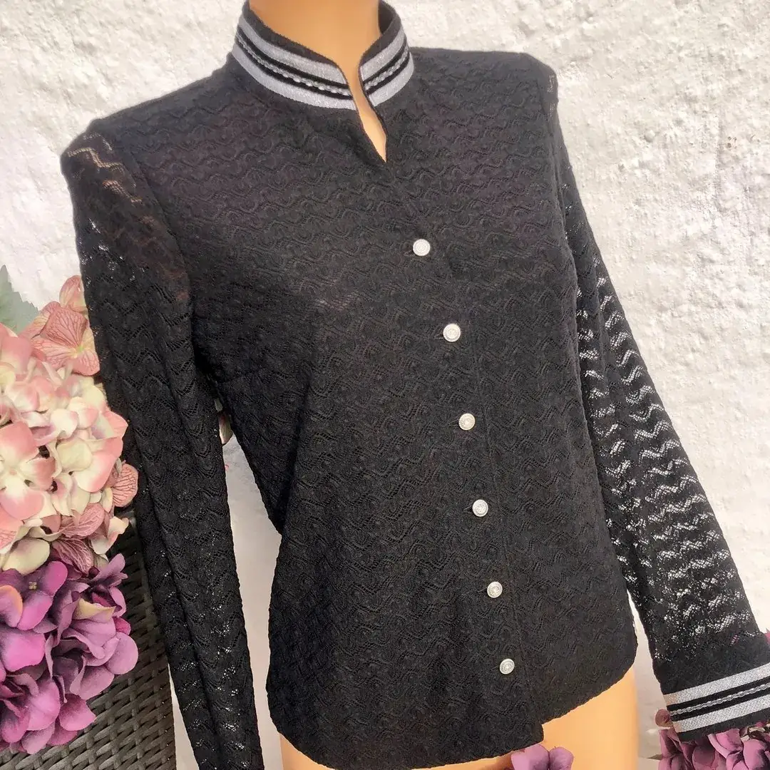 Waldorff Trachtenjacke aus Strick in schwarz – Bild 4 – Chiemgauer Heimatwerk Trachten-Onlineshop Waldorff Trachtenjacke aus Strick in schwarz - Bild 4 - Chiemgauer Heimatwerk Trachten-Onlineshop