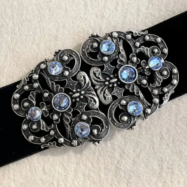 Trachtenschließe mit Swarovski in hellblau – Bild 49 – Chiemgauer Heimatwerk Trachten-Onlineshop Trachtenschließe mit Swarovski in hellblau - Bild 49 - Chiemgauer Heimatwerk Trachten-Onlineshop