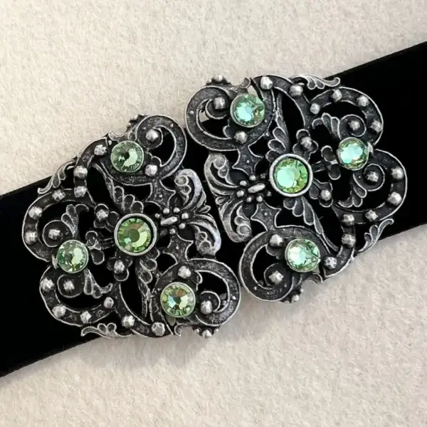 Trachtenschließe mit Swarovski in hellgrün – Bild 60 – Chiemgauer Heimatwerk Trachten-Onlineshop Trachtenschließe mit Swarovski in hellgrün - Bild 60 - Chiemgauer Heimatwerk Trachten-Onlineshop