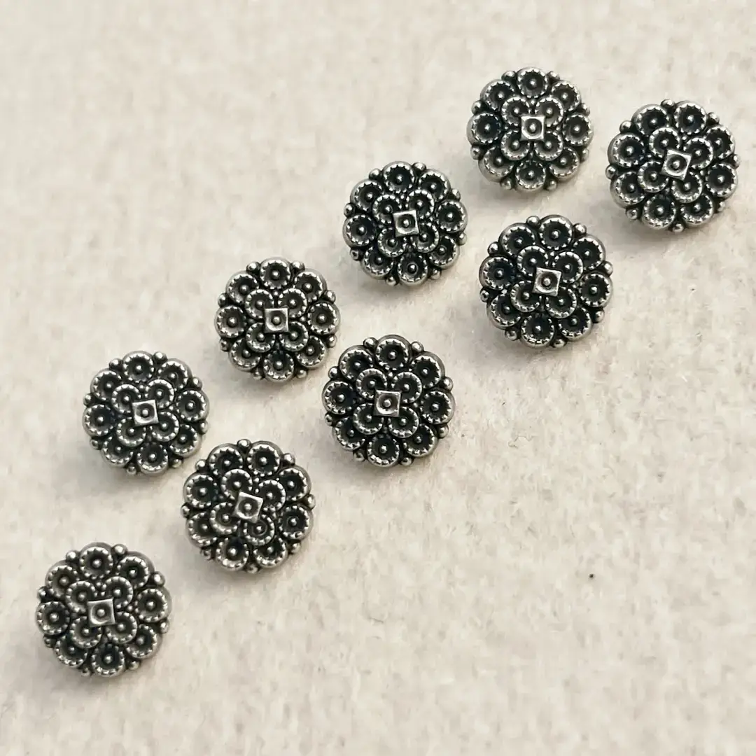 Dirndlknopf Trachtenknopf antik-silber matt No. 97 – Bild 6 – Chiemgauer Heimatwerk Trachten-Onlineshop Dirndlknopf Trachtenknopf antik-silber matt No. 97 - Bild 6 - Chiemgauer Heimatwerk Trachten-Onlineshop