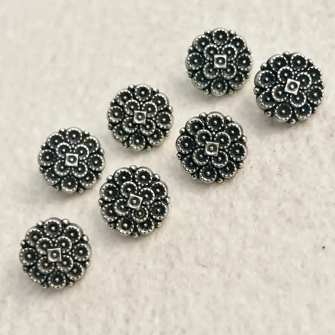 Dirndlknopf Trachtenknopf antik-silber matt No. 97 – Bild 7 – Chiemgauer Heimatwerk Trachten-Onlineshop Dirndlknopf Trachtenknopf antik-silber matt No. 97 - Bild 7 - Chiemgauer Heimatwerk Trachten-Onlineshop