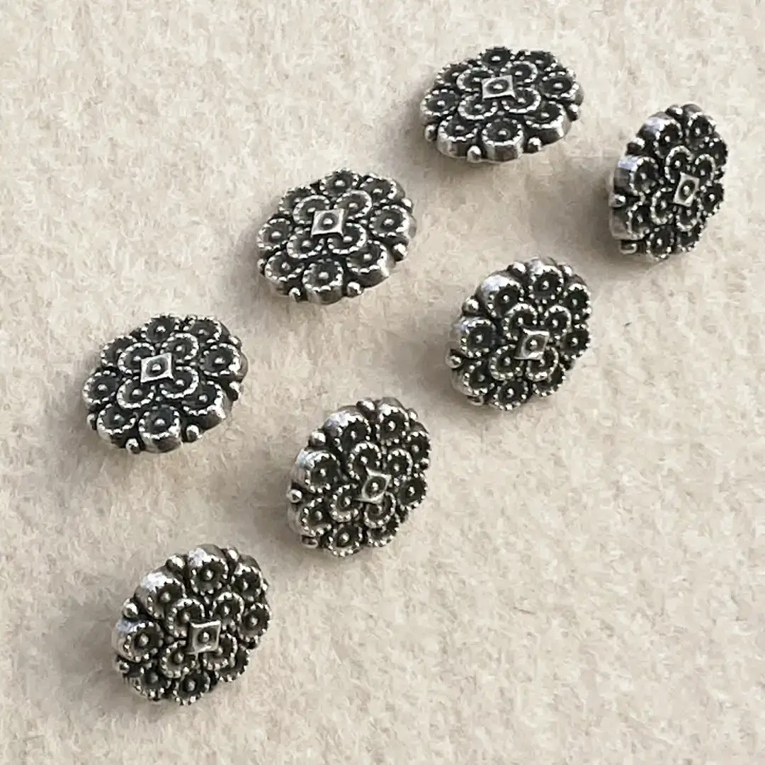 Dirndlknopf Trachtenknopf antik-silber matt No. 97 – Bild 8 – Chiemgauer Heimatwerk Trachten-Onlineshop Dirndlknopf Trachtenknopf antik-silber matt No. 97 - Bild 8 - Chiemgauer Heimatwerk Trachten-Onlineshop