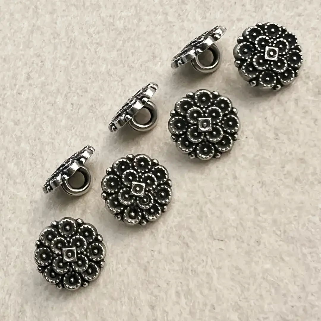Dirndlknopf Trachtenknopf antik-silber matt No. 97 – Bild 9 – Chiemgauer Heimatwerk Trachten-Onlineshop Dirndlknopf Trachtenknopf antik-silber matt No. 97 - Bild 9 - Chiemgauer Heimatwerk Trachten-Onlineshop