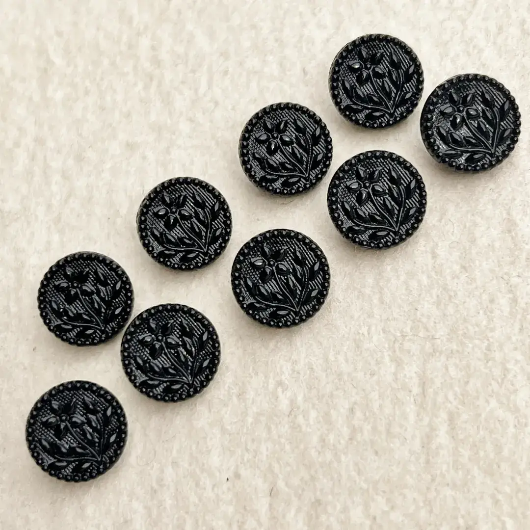Trachtenknopf aus echtem Glas schwarz No. 52 – Bild 7 – Chiemgauer Heimatwerk Trachten-Onlineshop Trachtenknopf aus echtem Glas schwarz No. 52 - Bild 7 - Chiemgauer Heimatwerk Trachten-Onlineshop