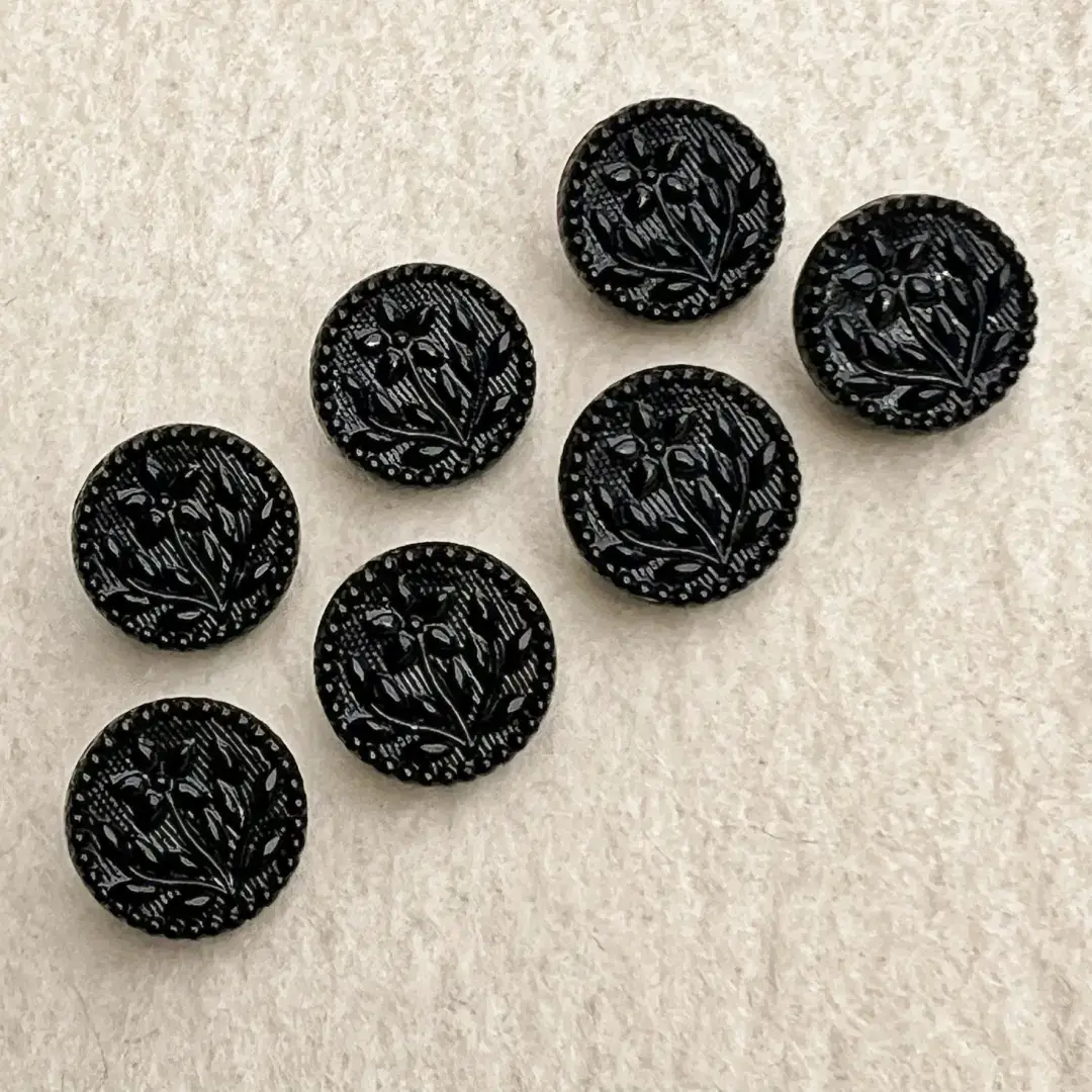 Trachtenknopf aus echtem Glas schwarz No. 52 – Bild 9 – Chiemgauer Heimatwerk Trachten-Onlineshop Trachtenknopf aus echtem Glas schwarz No. 52 - Bild 9 - Chiemgauer Heimatwerk Trachten-Onlineshop