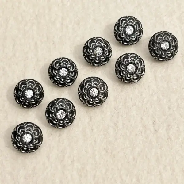 Trachtenknopf aus echtem Glas schwarz No. 54 – Bild 7 – Chiemgauer Heimatwerk Trachten-Onlineshop Trachtenknopf aus echtem Glas schwarz No. 54 - Bild 7 - Chiemgauer Heimatwerk Trachten-Onlineshop