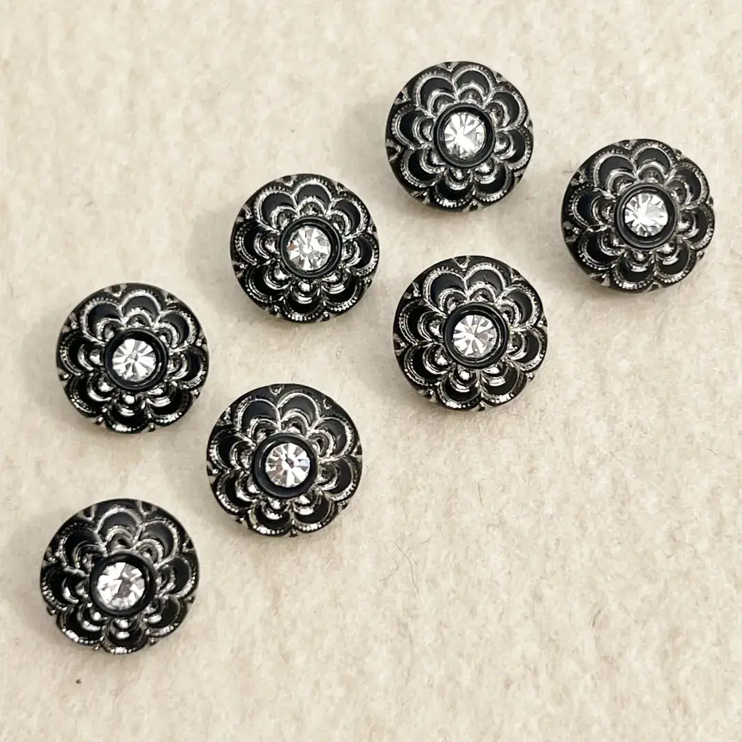 Trachtenknopf aus echtem Glas schwarz No. 54 – Bild 8 – Chiemgauer Heimatwerk Trachten-Onlineshop Trachtenknopf aus echtem Glas schwarz No. 54 - Bild 8 - Chiemgauer Heimatwerk Trachten-Onlineshop