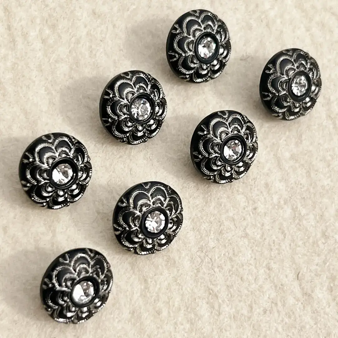 Trachtenknopf aus echtem Glas schwarz No. 54 – Bild 9 – Chiemgauer Heimatwerk Trachten-Onlineshop Trachtenknopf aus echtem Glas schwarz No. 54 - Bild 9 - Chiemgauer Heimatwerk Trachten-Onlineshop
