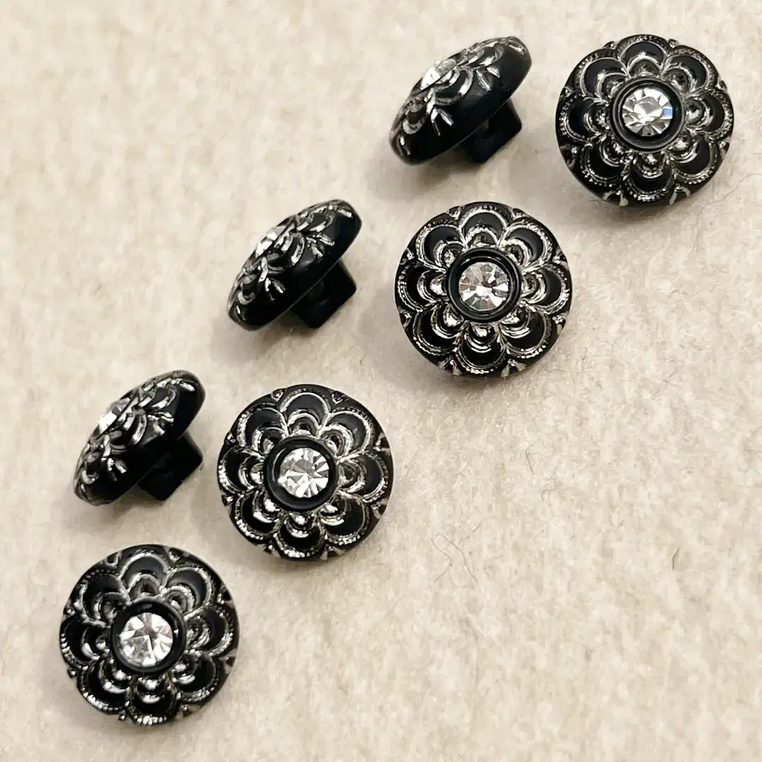 Trachtenknopf aus echtem Glas schwarz No. 54 – Bild 10 – Chiemgauer Heimatwerk Trachten-Onlineshop Trachtenknopf aus echtem Glas schwarz No. 54 - Bild 10 - Chiemgauer Heimatwerk Trachten-Onlineshop