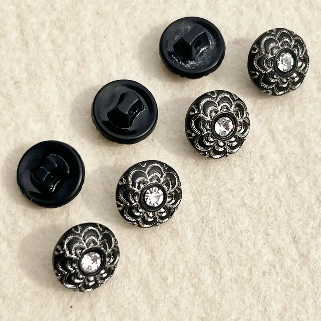 Trachtenknopf aus echtem Glas schwarz No. 54 – Bild 11 – Chiemgauer Heimatwerk Trachten-Onlineshop Trachtenknopf aus echtem Glas schwarz No. 54 - Bild 11 - Chiemgauer Heimatwerk Trachten-Onlineshop