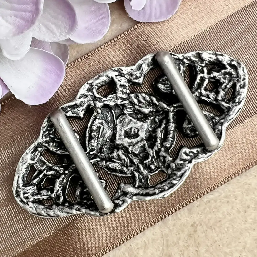 Schleifenspange Dirndlspange für Schürze rubin No. 109 – Bild 13 – Chiemgauer Heimatwerk Trachten-Onlineshop Schleifenspange Dirndlspange für Schürze rubin No. 109 - Bild 13 - Chiemgauer Heimatwerk Trachten-Onlineshop