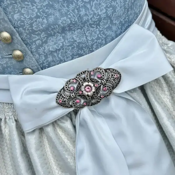 Schleifenspange Dirndlspange für Schürze rosa No. 111 – Bild 9 – Chiemgauer Heimatwerk Trachten-Onlineshop Schleifenspange Dirndlspange für Schürze rosa No. 111 - Bild 9 - Chiemgauer Heimatwerk Trachten-Onlineshop
