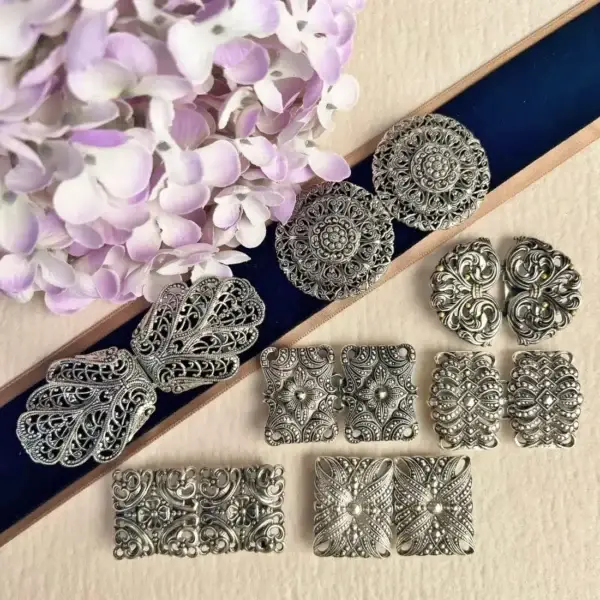 Dirndlspangen und Schürzenschließen antik-silber im Chiemgauer Heimatwerk Trachten-Onlineshop Dirndlspangen und Schürzenschließen antik-silber im Chiemgauer Heimatwerk Trachten-Onlineshop