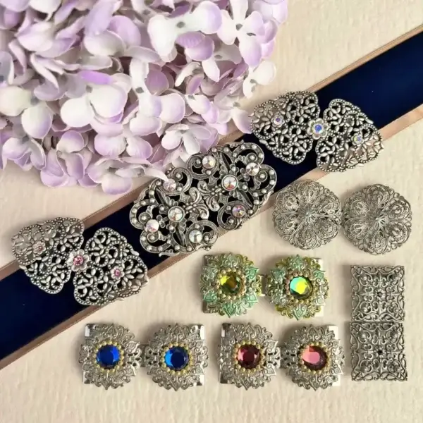 Dirndlspangen und Schürzenschließen mit Swarovski Steinen im Chiemgauer Heimatwerk Trachten-Onlineshop Dirndlspangen und Schürzenschließen mit Swarovski Steinen im Chiemgauer Heimatwerk Trachten-Onlineshop