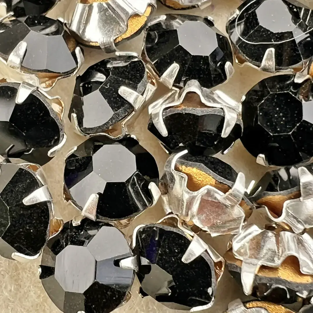 Swarovski Strassstein annähbar schwarz SS 30 – Bild 8 – Chiemgauer Heimatwerk Trachten-Onlineshop Swarovski Strassstein annähbar schwarz SS 30 - Bild 8 - Chiemgauer Heimatwerk Trachten-Onlineshop