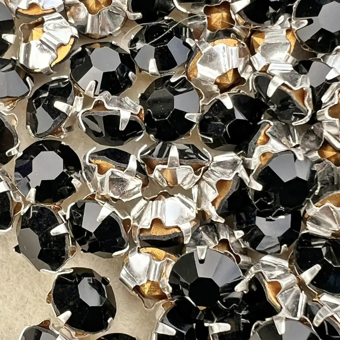 Swarovski Strassstein annähbar schwarz SS 30 – Bild 9 – Chiemgauer Heimatwerk Trachten-Onlineshop Swarovski Strassstein annähbar schwarz SS 30 - Bild 9 - Chiemgauer Heimatwerk Trachten-Onlineshop