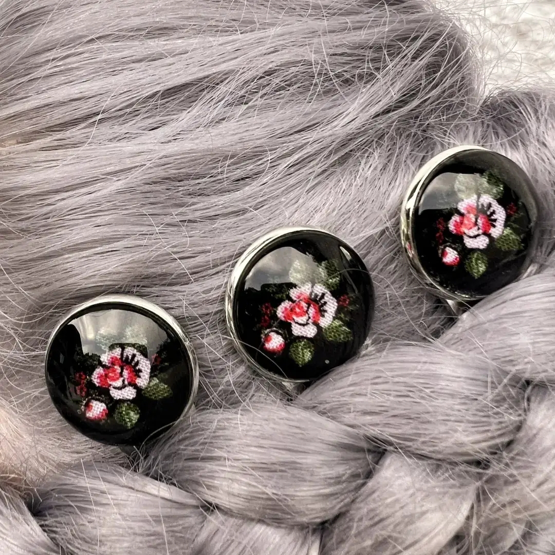 Trachtenhaarnadel mit Rosen schwarz – Bild 10 – Chiemgauer Heimatwerk Trachten-Onlineshop Trachtenhaarnadel mit Rosen schwarz - Bild 10 - Chiemgauer Heimatwerk Trachten-Onlineshop