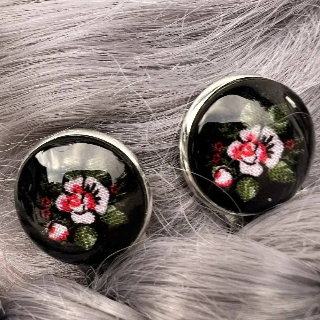 Trachtenhaarnadel mit Rosen schwarz – Bild 11 – Chiemgauer Heimatwerk Trachten-Onlineshop Trachtenhaarnadel mit Rosen schwarz - Bild 11 - Chiemgauer Heimatwerk Trachten-Onlineshop