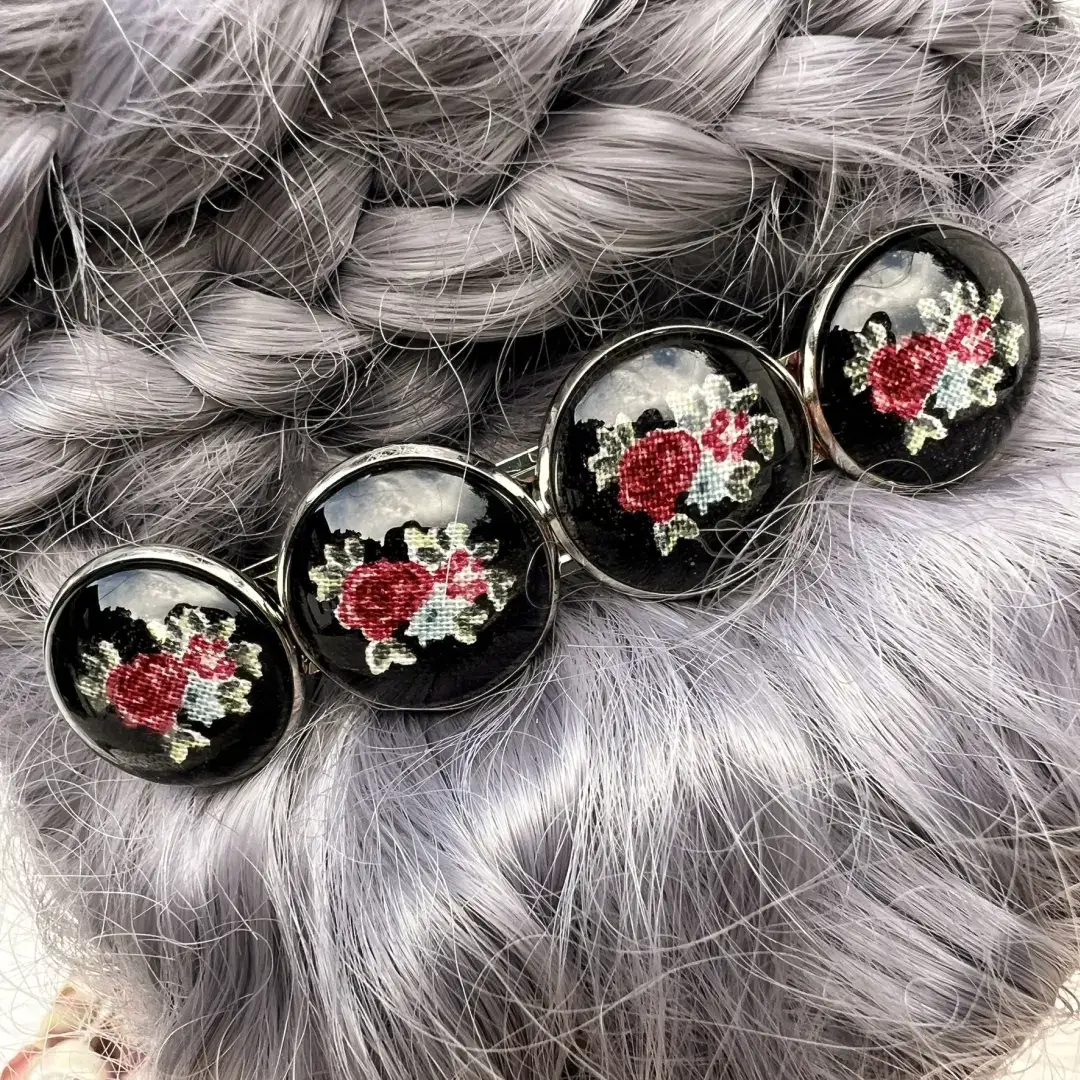 Trachten-Haarspange für Damen mit Rosen in schwarz – Bild 11 – Chiemgauer Heimatwerk Trachten-Onlineshop Trachten-Haarspange für Damen mit Rosen in schwarz - Bild 11 - Chiemgauer Heimatwerk Trachten-Onlineshop