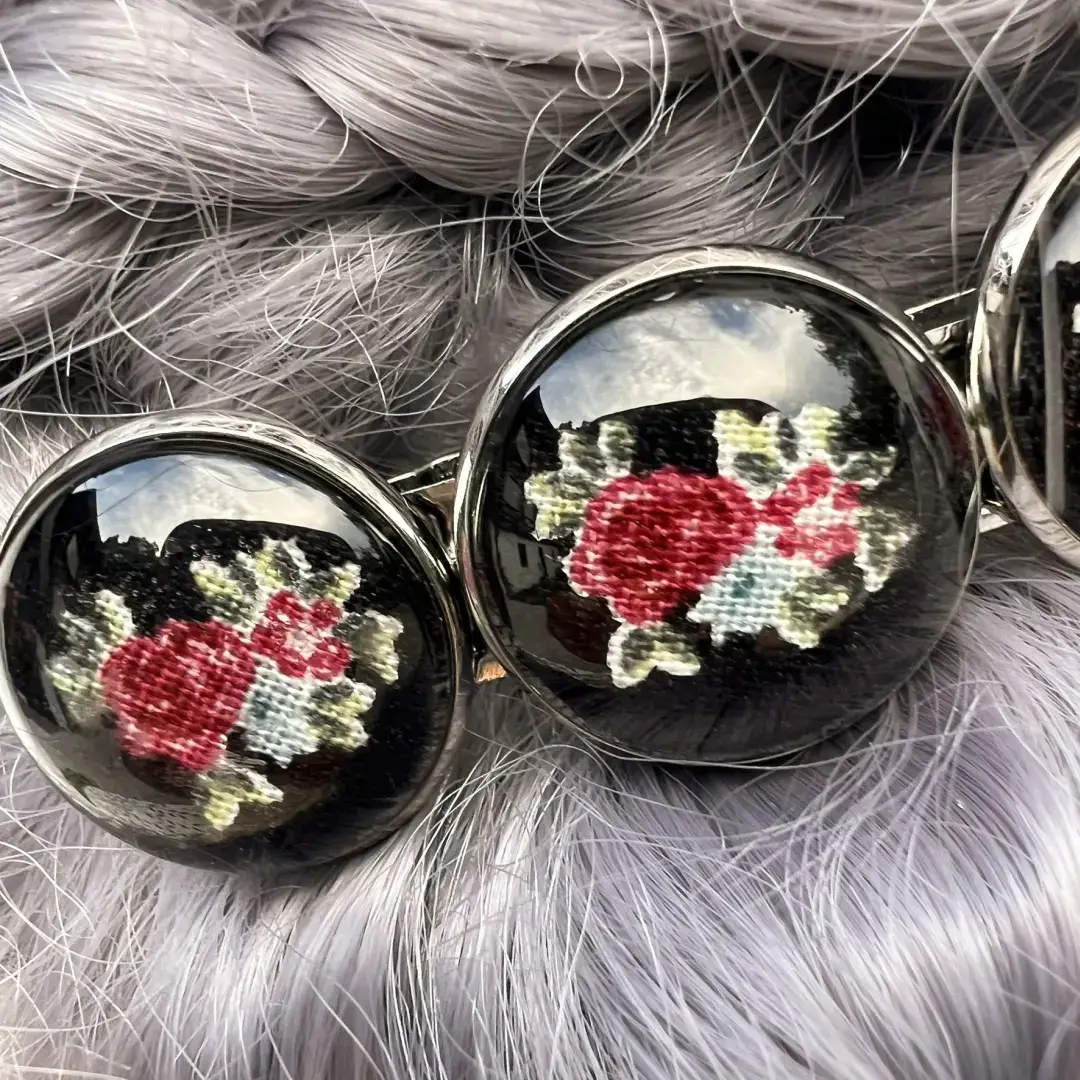 Trachten-Haarspange für Damen mit Rosen in schwarz – Bild 12 – Chiemgauer Heimatwerk Trachten-Onlineshop Trachten-Haarspange für Damen mit Rosen in schwarz - Bild 12 - Chiemgauer Heimatwerk Trachten-Onlineshop